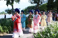 Các hoạt động trong khuôn khổ Năm Du lịch quốc gia-Huế 2025 thu hút sự quan tâm của đông đảo du khách. (Ảnh: TTXVN)