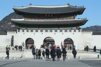 Người dân và du khách tham quan tại thủ đô Seoul, Hàn Quốc. (Ảnh minh họa: THX/TTXVN)