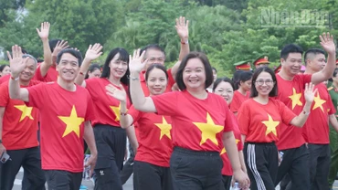 Tại Quảng trường Tây Bắc, phường Tô Hiệu, tỉnh Sơn La, chương trình đã thu hút hơn 4.000 người thuộc các lực lượng, lứa tuổi tham gia đi bộ.