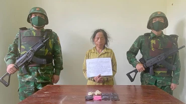 Đối tượng Giàng Thị Mang cùng tang vật tại cơ quan chức năng.