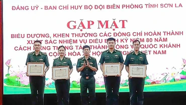 Đại tá Vũ Đức Tú, Phó Chính ủy Ban Chỉ huy Bộ đội Biên phòng tỉnh phát biểu, biểu dương chúc mừng các đồng chí đã hoàn thành xuất sắc trong thực hiện nhiệm vụ A80.
