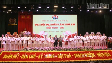 Lãnh đạo Bộ Công an và tỉnh Sơn La tặng hoa chúc mừng Ban Chấp hành Đảng bộ Công an tỉnh Sơn La khóa XXI, nhiệm kỳ 2025-2030.