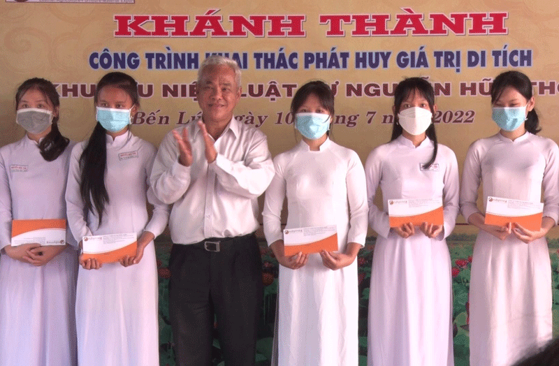 Trao học bổng cho học sinh Trường phổ thông trung học Nguyễn Hữu Thọ. Trao học bổng cho học sinh Trường phổ thông trung học Nguyễn Hữu Thọ.