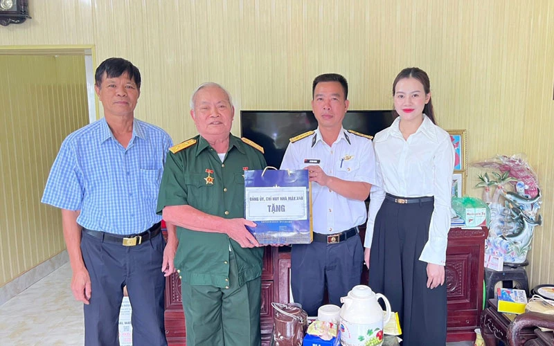 Nhà máy X48 tặng quà gia đình chính sách trên địa bàn phường Quang Hanh năm 2024. Ảnh: PTB