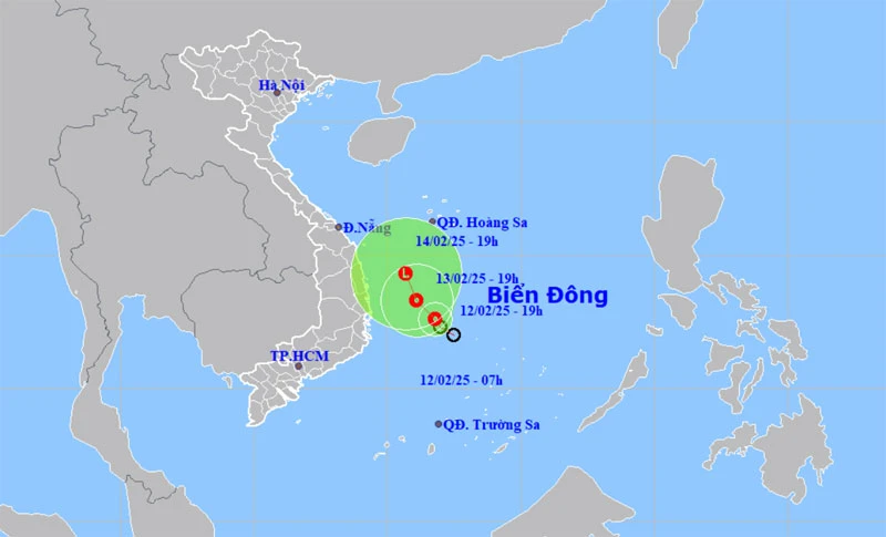 Vị trí và hướng di chuyển của áp thấp nhiệt đới lúc 19 giờ ngày 12/2. (Nguồn: nchmf.gov.vn)