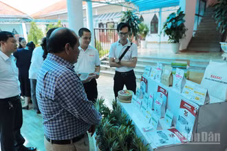 Đại biểu tham quan gian hàng trưng bày các sản phẩm nông nghiệp đặc trưng của huyện Đam Rông bên lề hội thảo.