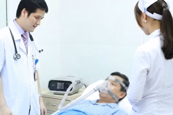 PGS,TS, bác sĩ Lê Hoàn thăm khám cho bệnh nhân nhập viện vì đợt cấp của bệnh phổi tắc nghẽn mạn tính do ảnh hưởng của thời tiết nắng nóng.