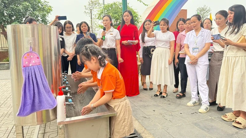 Phường Tây Tựu phát động chiến dịch vệ sinh môi trường phòng bệnh tay chân miệng