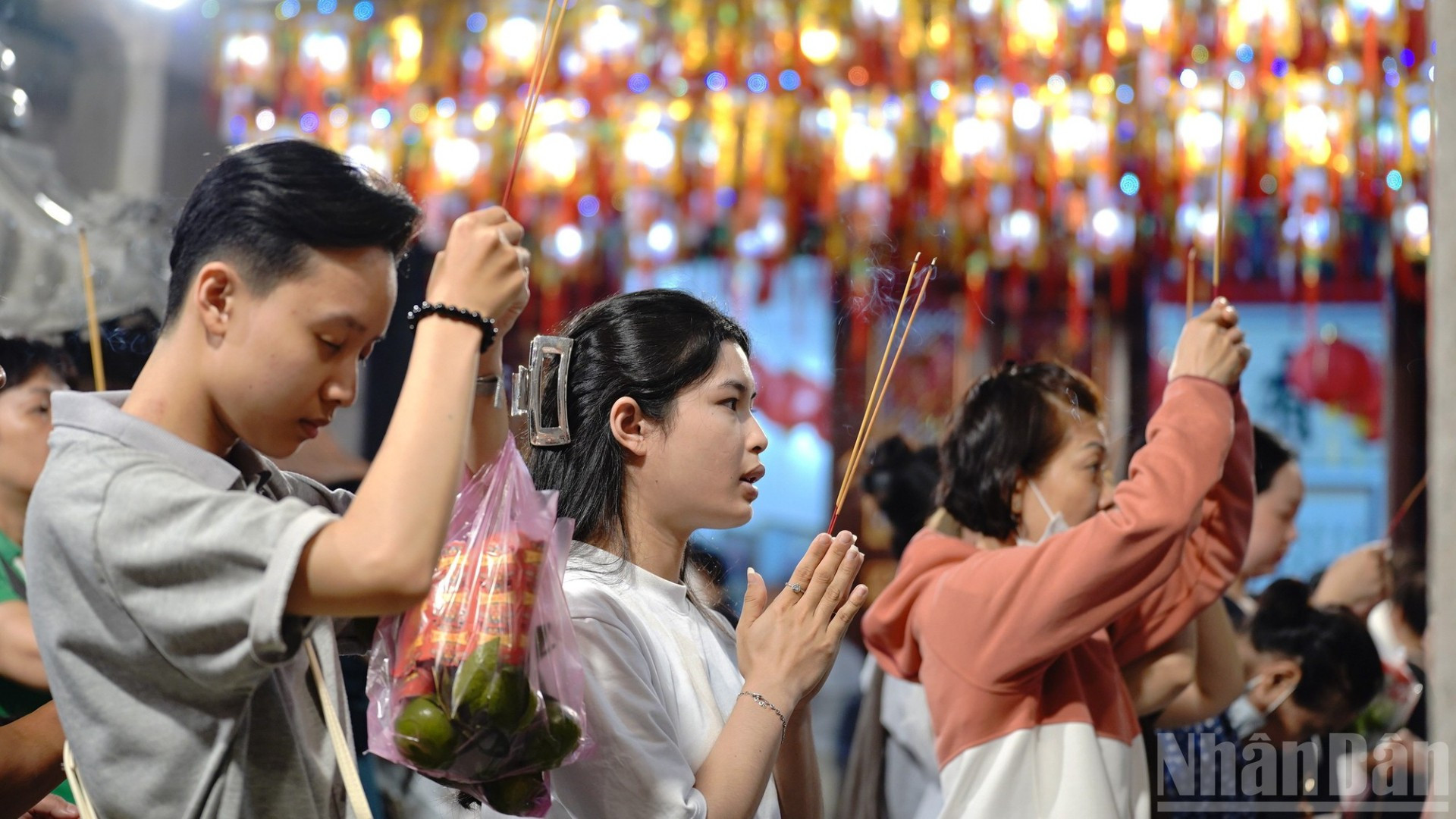 Tết Nguyên tiêu, người dân Thành phố Hồ Chí Minh tấp nập đi chùa cầu may