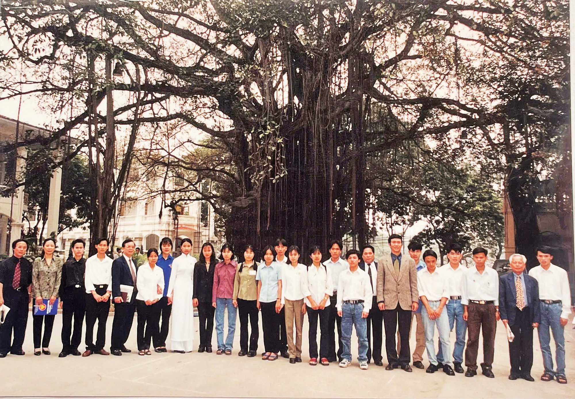 Tổng Biên tập Đinh Thế Huynh thay mặt Ban Biên tập Báo Nhân Dân tặng quà sinh viên nghèo, vượt khó.