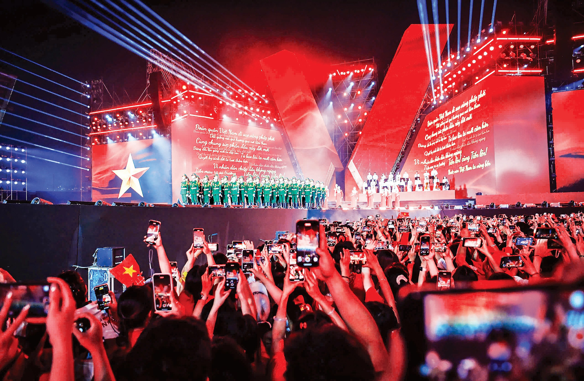 Chương trình nghệ thuật chính luận “Tổ quốc trong tim” do Báo Nhân Dân tổ chức được các bạn trẻ cả nước đón nhận nồng nhiệt. (Ảnh: THÀNH ĐẠT)