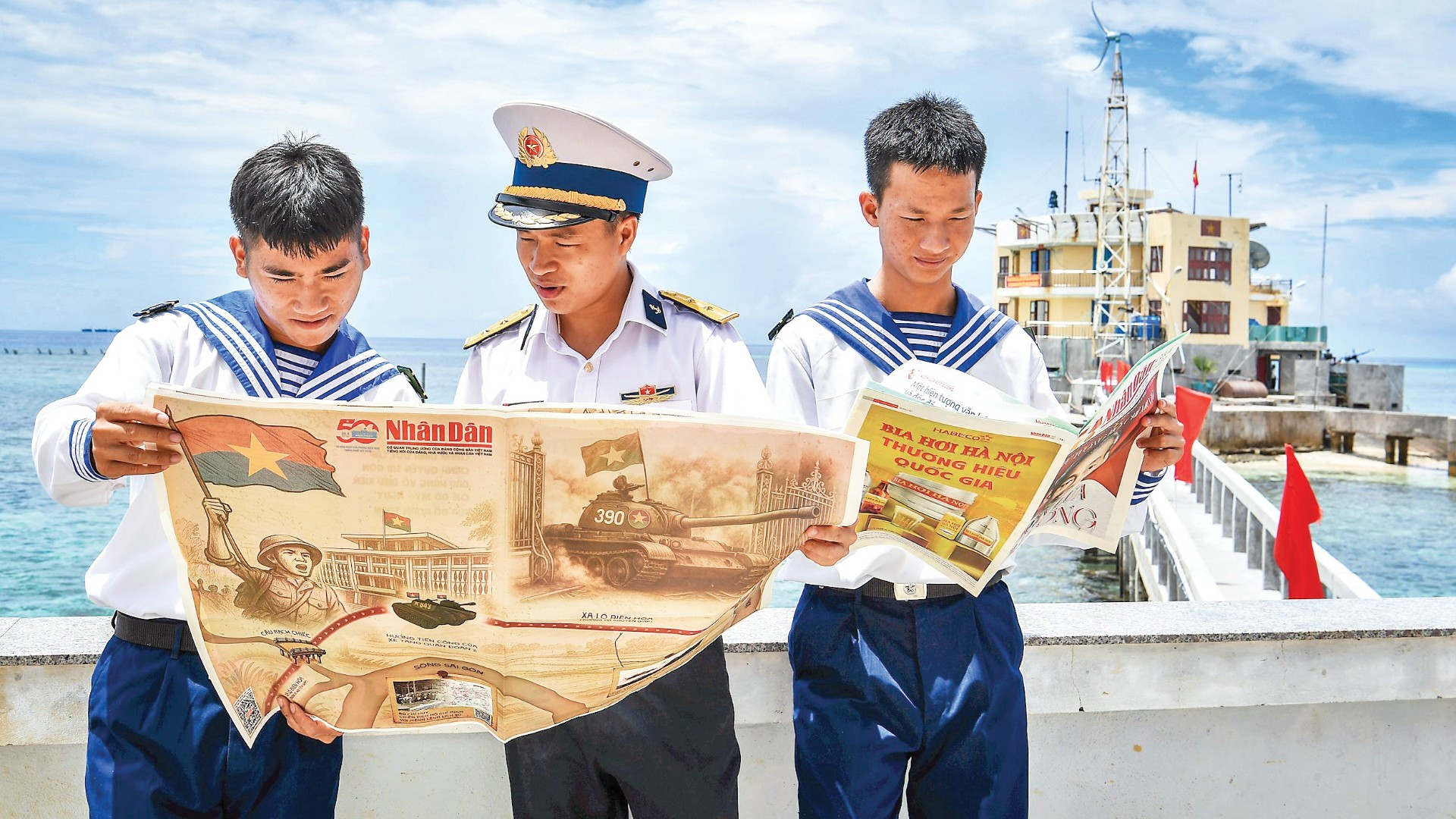 Phụ san đặc biệt kỷ niệm 50 năm Ngày Giải phóng miền nam, thống nhất đất nước của Báo Nhân Dân đến với những người lính trên đảo Trường Sa. (Ảnh: THÀNH ĐẠT)