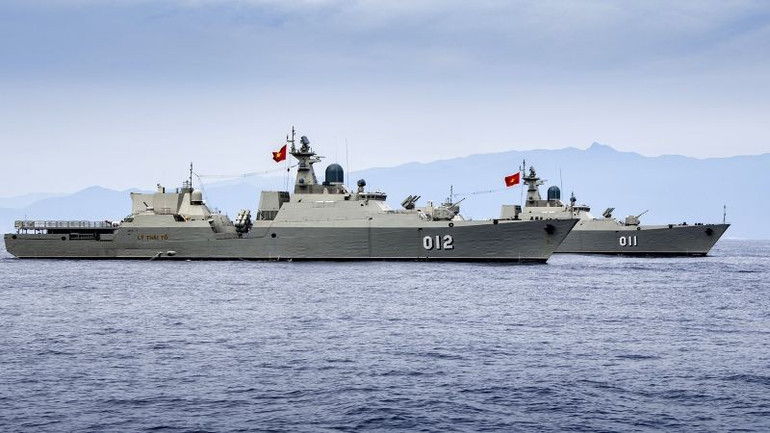Biên đội tàu hộ vệ tên lửa 3.9 tham gia diễu binh trên biển bien-doi-tau-ho-ve-ten-lua-39-tham-gia-dieu-binh-tren-bien.jpg