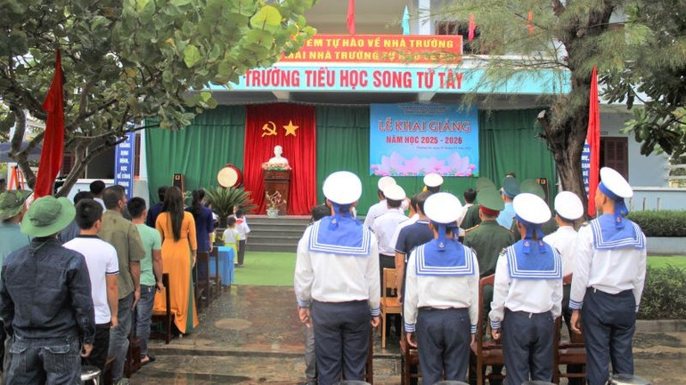ソントゥタイ島での新学期を祝う国旗敬礼。 chao-co-nhan-dip-nam-hoc-moi-tren-dao-song-tu-tay.jpg
