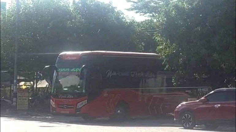 Lượng xe ra vào lớn tại bãi xe trái phép trên đất công viên cây xanh, gây ảnh hưởng rất lớn đến an toàn giao thông cho người dân đi qua. z6854910989523-bc56ce5d7cf2d340c7658e36aeea60c6.jpg
