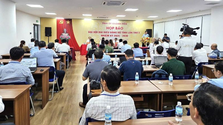 Toàn cảnh buổi họp báo. z7027408078444-c85c159d023cd05fec94b946b2ec58b8.jpg
