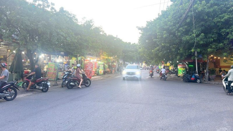 Ngã ba đường Nguyễn Huy Tưởng và đường Tú Mỡ cũng diễn ra tình trạng tương tự. z6784453879707-7a4d1cc1c77d8eec06b825c4bded6fbe.jpg