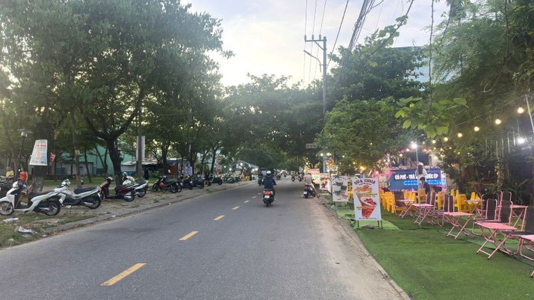 Quán cà phê, trà sữa bày bán ngay trên vỉa hè. z6784451144400-5d6175a385b4a4a152b270a9f39deef1.jpg