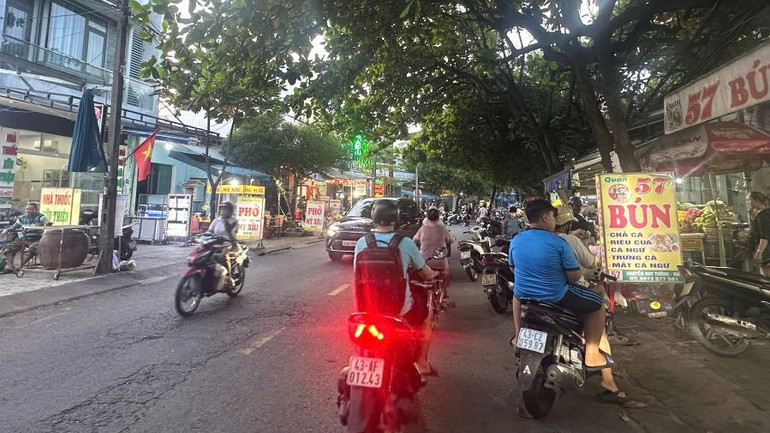 Người dân buôn bán lấn chiếm hết vỉa hè đường Nguyễn Huy Tưởng. z6784427611805-badd2ff110ed9ffd640a097639e890f2.jpg