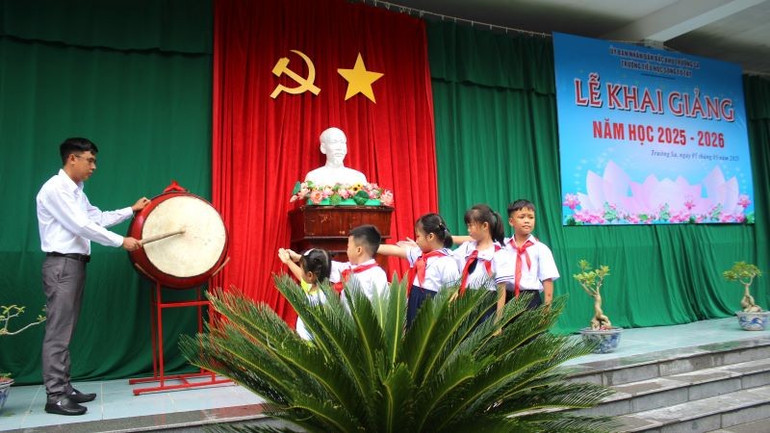 ソントゥタイ島の学校の太鼓の音。 tieng-trong-truong-tu-dao-son-tu-tay.jpg