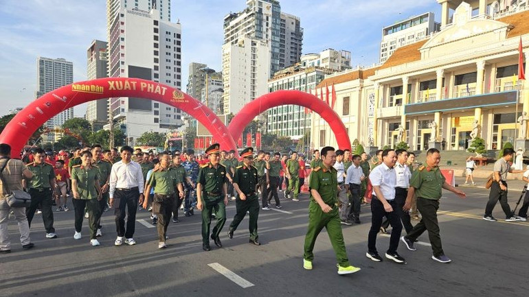 Cán bộ, chiến sĩ cùng nhau đi bộ hưởng ứng. 20250816-062152-1.jpg
