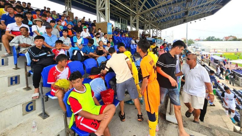 Cổ động viên của các đội bóng đến sân vận động Bà Rịa cổ vũ cho các đội bóng từ sáng sớm. z6666312173823-6b68d1c5c1877ff8ae41afc72e9d1571.jpg
