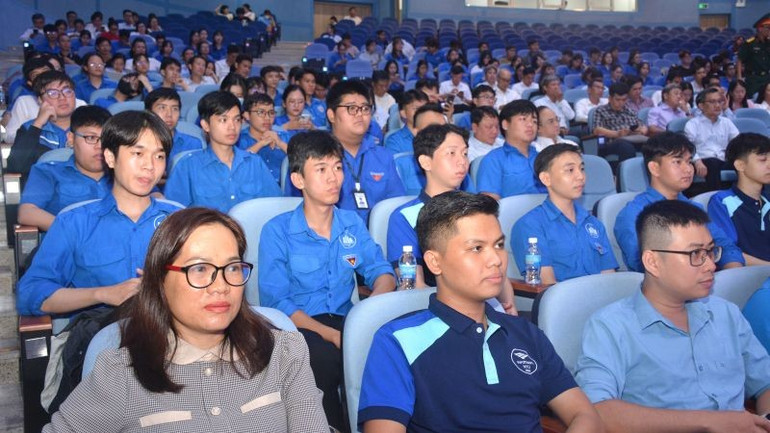 Lực lượng giảng viên, sinh viên ngành công nghệ thông tin, công nghệ phần mềm, khoa học dữ liệu, điện tử viễn thông, quản trị mạng, an ninh mạng tham gia tổ hỗ trợ. vdh-7588.jpg