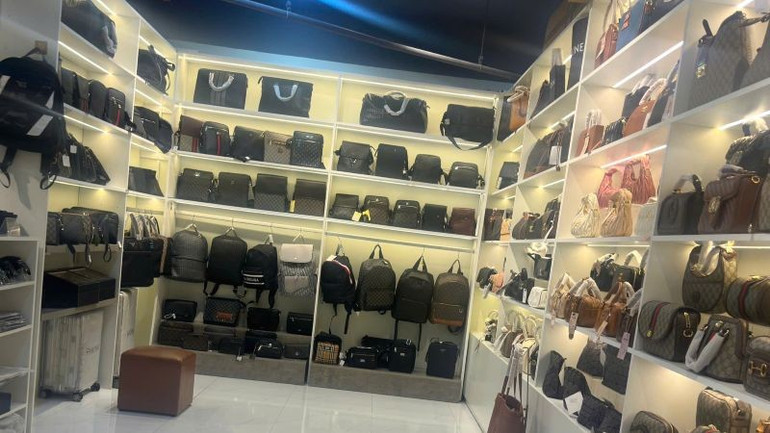 Bên trong một kho hàng tại đường Hùng Vương. z6922726323534-f8d4a45b16ea39e68e2a9145437216fb.jpg