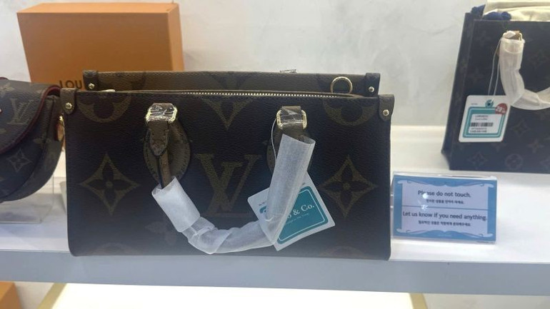 Cận cảnh chiếc túi hàng "fake" nhái nhãn hiệu Louis Vuitton (LV) tại một cửa hàng trên đường Nguyễn Thị Minh Khai. z6922726261450-07fd3033a774c3107353acca5c63300b.jpg