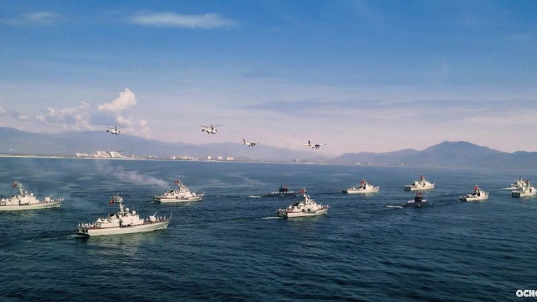 Đội hình diễu binh trên biển. z6968198012152-9a5a77d23e89fa53015e8dfe7fe5c955.jpg