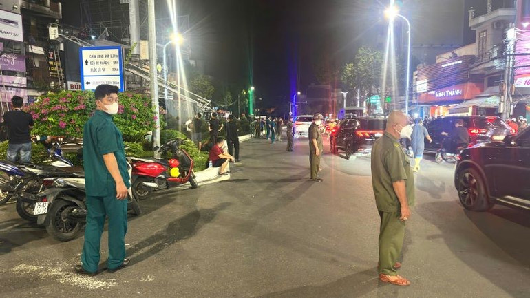 Lực lượng chức năng đang triển khai phân luồng xe. z6984416766007-2e8f63322c66b5cd7e3303dce8091244.jpg