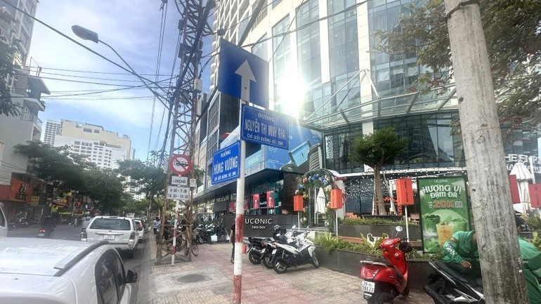 Đường Hùng Vương-Nguyễn Thị Minh Khai, phường Nha Trang được coi là thủ phủ hàng "fake" tại Khánh Hòa. z6929540109410-494672987b628a3638a5e6d61d0d3408.jpg
