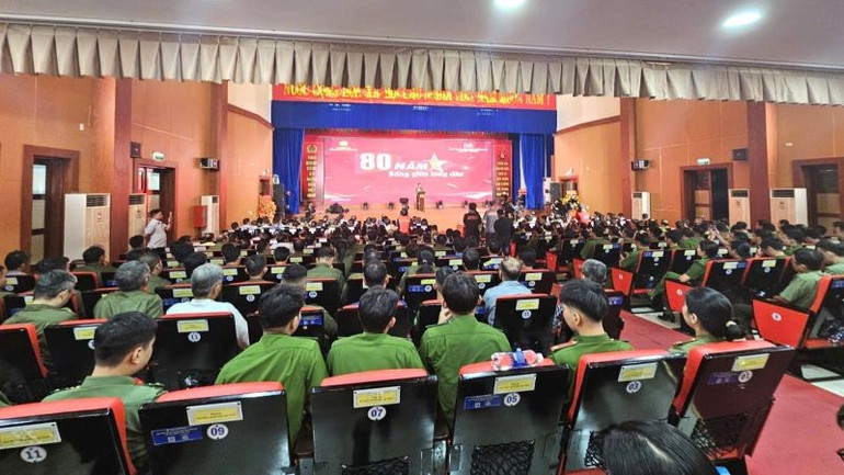 Toàn cảnh Chương trình giao lưu nghệ thuật chính luận do Công an tỉnh Khánh Hòa tổ chức. z6907258926176-bee4b1157918fa82af6645f3cd9f2848.jpg