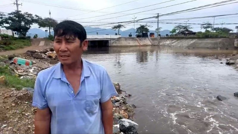 Người dân phản ánh nước có màu đen như cà-phê phin, mùi hôi nồng nặc đổ thẳng ra biển. z6986081349654-c9b9456a5d12ad0bea13d19cddf79743.jpg