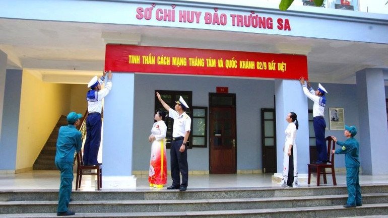 Cán bộ, chiến sĩ và nhân dân căng khẩu hiệu chào mừng các ngày lễ lớn của đất nước. cb-cs-nhan-dan-cang-khau-hieu-chao-mung-dai-le.jpg