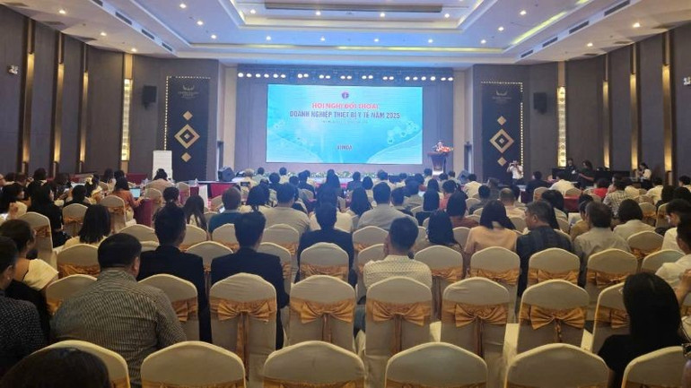 Toàn cảnh Hội nghị đối thoại doanh nghiệp thiết bị y tế 2025. z6910059618182-966a26834811baa077f0886ad4276c35.jpg