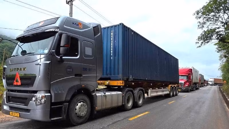 Do đường phía nước bạn Lào hư hỏng và bị tắc nên ô tô chở hàng hóa từ cửa khẩu quốc tế Cha Lo (Quảng Trị) sang tỉnh Khammouane phải nằm chờ nhiều tiếng đồng hồ. (ảnh chụp giữa tháng 5/2025)