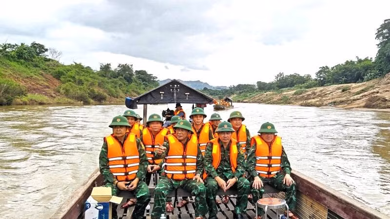Đoàn công tác của Ban Chỉ huy Bộ đội Biên phòng Quảng Trị kiểm tra đoạn biên giới Việt Nam-Lào trên sông Sê Pôn.