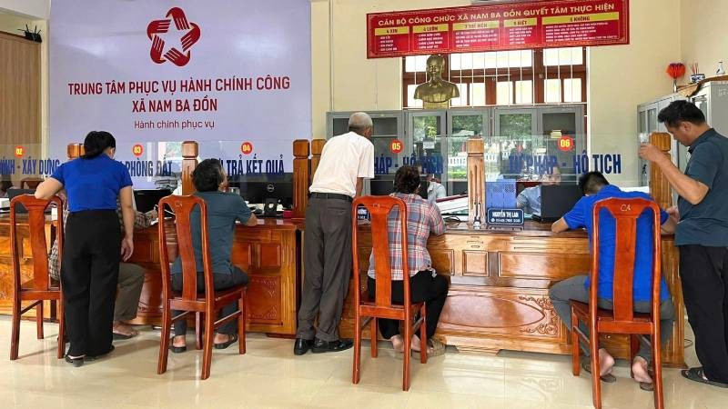 Người dân đến làm các thủ tục hành chính tại Trung tâm phục vụ hành chính công xã Nam Ba Đồn.