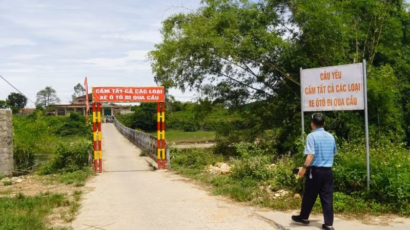 Các loại ô-tô bị cấm lưu thông qua cầu Chợ bị xuống cấp rất nghiêm trọng.