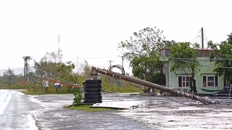 Hệ thống lưới điện ở xã Phú Trạch gãy đổ nghiêm trọng sau bão số 10.