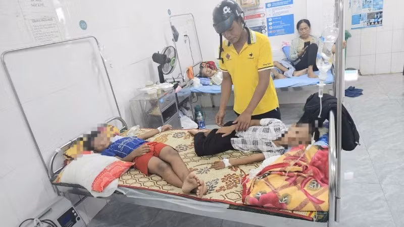 Các học sinh nghi bị ngộ độc thực phẩm được truyền nước, theo dõi.