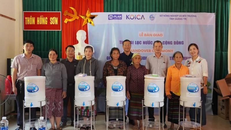 Đồng bào Bru-Vân Kiều ở xã Trường Sơn nhận thiết bị lọc nước để phục vụ cuộc sống gia đình.