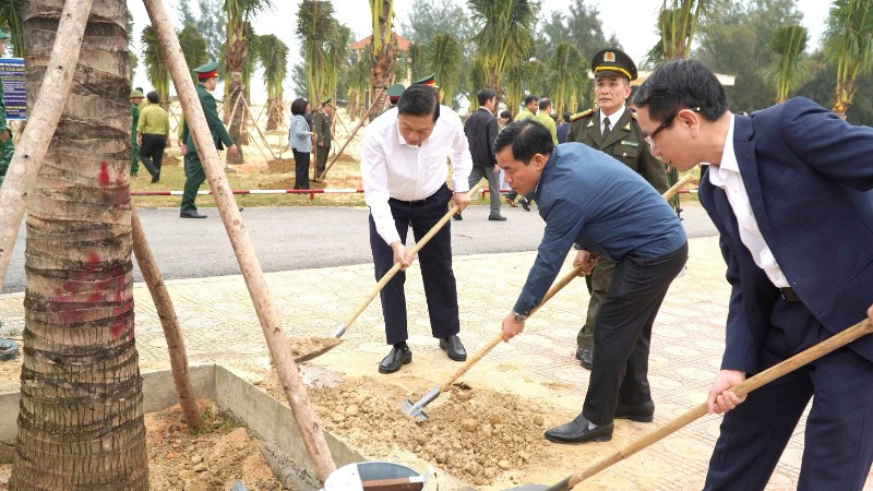 Đồng chí Nguyễn Văn Phương (ở giữa) và lãnh đạo tỉnh Quảng Trị tham gia trồng cây đầu xuân.