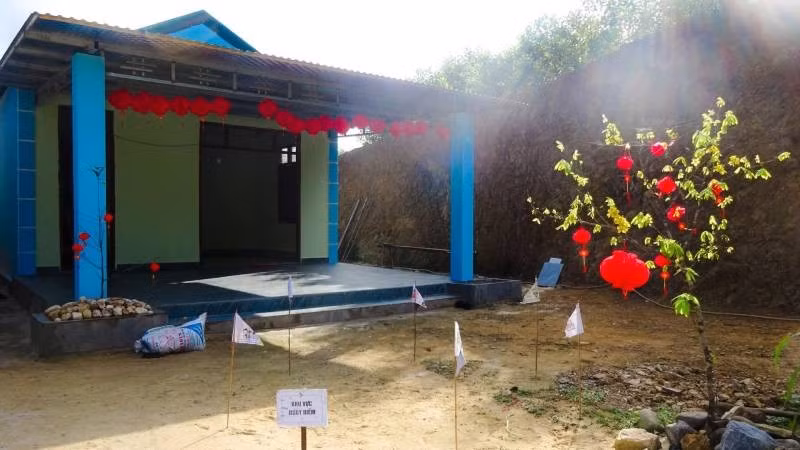 Một người dân ở bản Tăng Ký, xã Kim Ngân, tỉnh Quảng Trị làm nhà ngay tại nơi quả bom lớn còn sót lại sau chiến tranh mà không hề hay biết