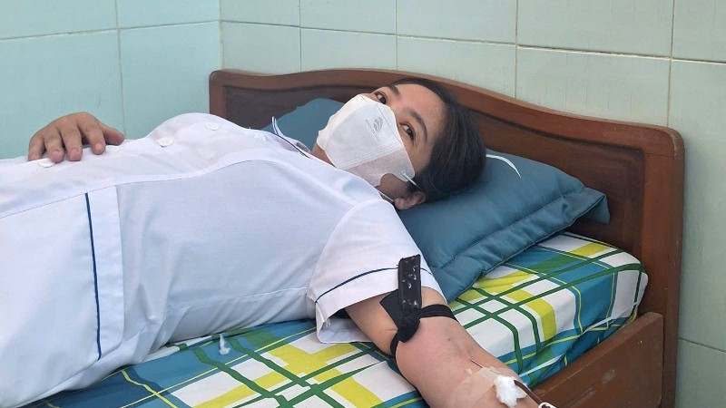 Một trong hai nữ điều dưỡng kịp thời hiến máu cứu sản phụ.