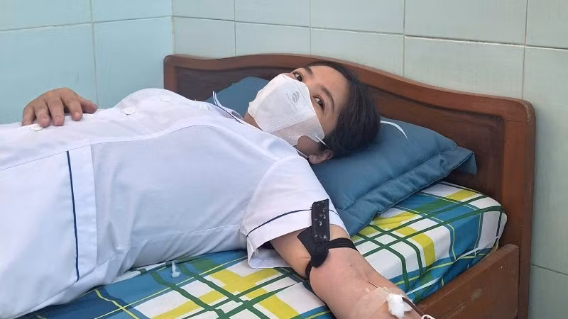 Một trong hai nữ điều dưỡng kịp thời hiến máu cứu sản phụ.
