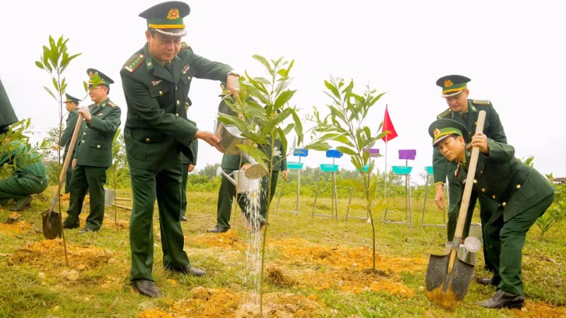 Cán bộ, chiến sĩ Bộ đội Biên phòng tỉnh Quảng Trị ra quân trồng cây đầu xuân Bính Ngọ 2026.