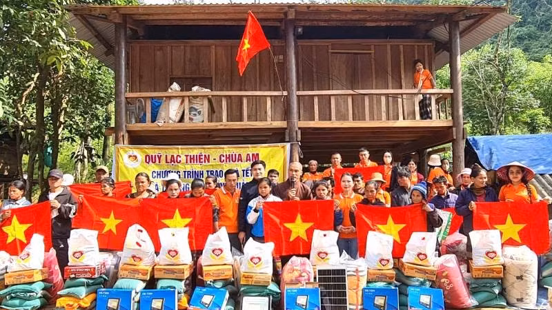 Bà con ở bản Dốc Mây, xã Trường Sơn nhận quà trong dịp Tết Nguyên đán 2026 vừa qua.