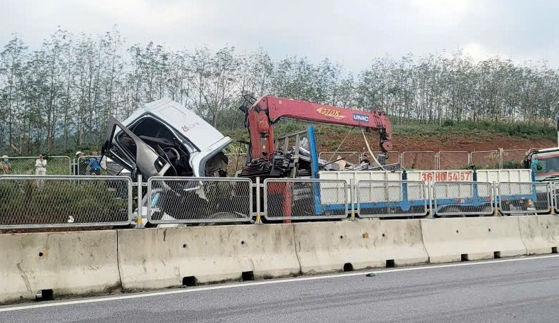 Hiện trường vụ tai nạn sáng 8/12 trên trên cao tốc đoạn qua tỉnh Quảng Trị (Quảng Bình cũ).